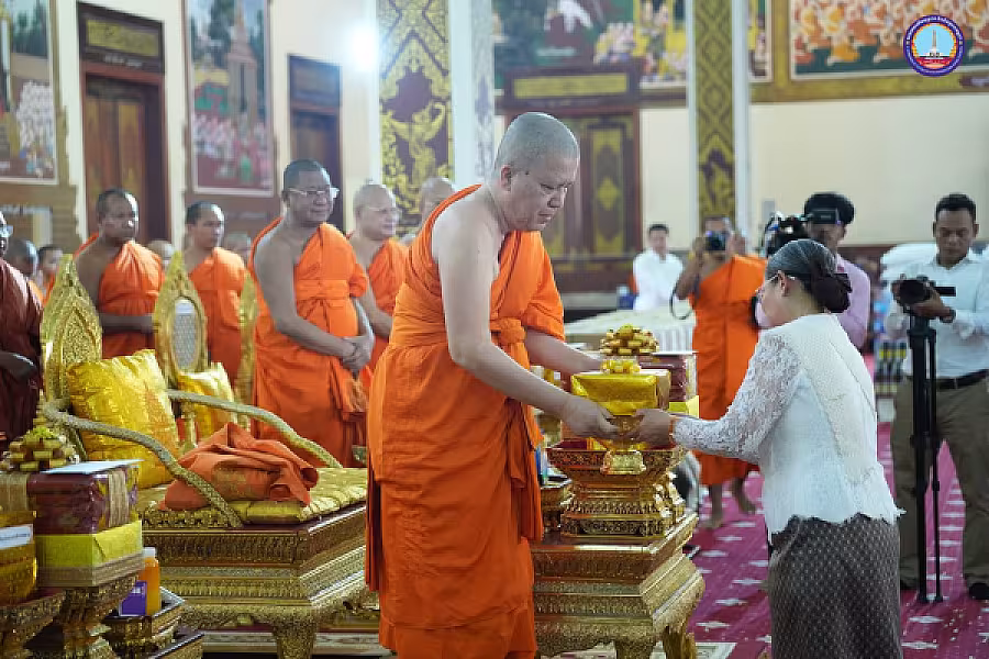 សម្តេច ម៉ែន សំអន អញ្ជើញ ថ្វាយ-ប្រគេន សៀវភៅ «ពុទ្ធិកវិទ្យាល័យព្រះសុរាម្រឹត ១១១ឆ្នាំ» ចំនួន ២៥០០ក្បាល និងទេយ្យទានជូនគណៈសង្ឃមហានិកាយនៅវត្តបទុមវត្តីរាជវរារាម - Image 23