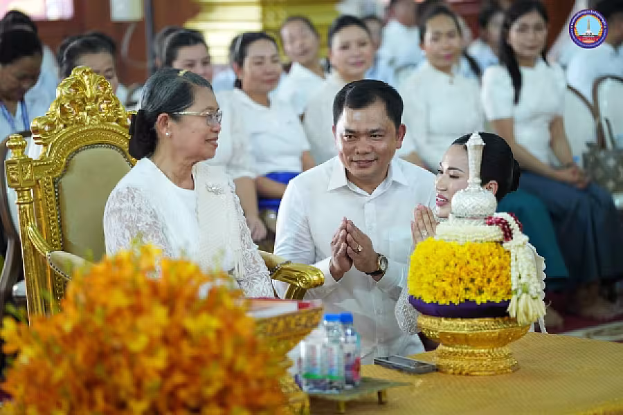 សម្តេច ម៉ែន សំអន អញ្ជើញ ថ្វាយ-ប្រគេន សៀវភៅ «ពុទ្ធិកវិទ្យាល័យព្រះសុរាម្រឹត ១១១ឆ្នាំ» ចំនួន ២៥០០ក្បាល និងទេយ្យទានជូនគណៈសង្ឃមហានិកាយនៅវត្តបទុមវត្តីរាជវរារាម - Image 26