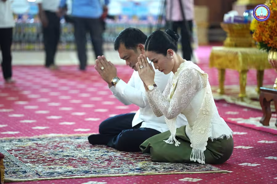 សម្តេច ម៉ែន សំអន អញ្ជើញ ថ្វាយ-ប្រគេន សៀវភៅ «ពុទ្ធិកវិទ្យាល័យព្រះសុរាម្រឹត ១១១ឆ្នាំ» ចំនួន ២៥០០ក្បាល និងទេយ្យទានជូនគណៈសង្ឃមហានិកាយនៅវត្តបទុមវត្តីរាជវរារាម - Image 27