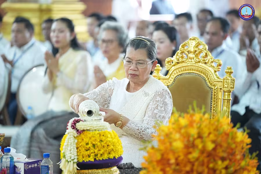 សម្តេច ម៉ែន សំអន អញ្ជើញ ថ្វាយ-ប្រគេន សៀវភៅ «ពុទ្ធិកវិទ្យាល័យព្រះសុរាម្រឹត ១១១ឆ្នាំ» ចំនួន ២៥០០ក្បាល និងទេយ្យទានជូនគណៈសង្ឃមហានិកាយនៅវត្តបទុមវត្តីរាជវរារាម - Image 28