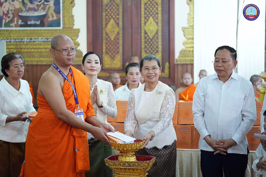 សម្តេច ម៉ែន សំអន អញ្ជើញ ថ្វាយ-ប្រគេន សៀវភៅ «ពុទ្ធិកវិទ្យាល័យព្រះសុរាម្រឹត ១១១ឆ្នាំ» ចំនួន ២៥០០ក្បាល និងទេយ្យទានជូនគណៈសង្ឃមហានិកាយនៅវត្តបទុមវត្តីរាជវរារាម - Image 31
