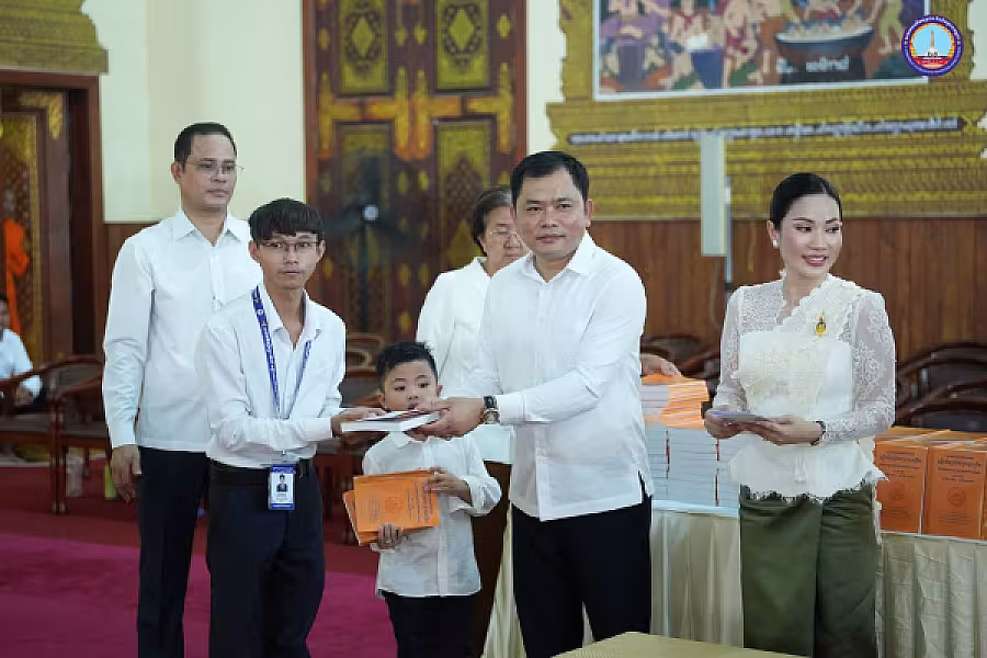 សម្តេច ម៉ែន សំអន អញ្ជើញ ថ្វាយ-ប្រគេន សៀវភៅ «ពុទ្ធិកវិទ្យាល័យព្រះសុរាម្រឹត ១១១ឆ្នាំ» ចំនួន ២៥០០ក្បាល និងទេយ្យទានជូនគណៈសង្ឃមហានិកាយនៅវត្តបទុមវត្តីរាជវរារាម - Image 32