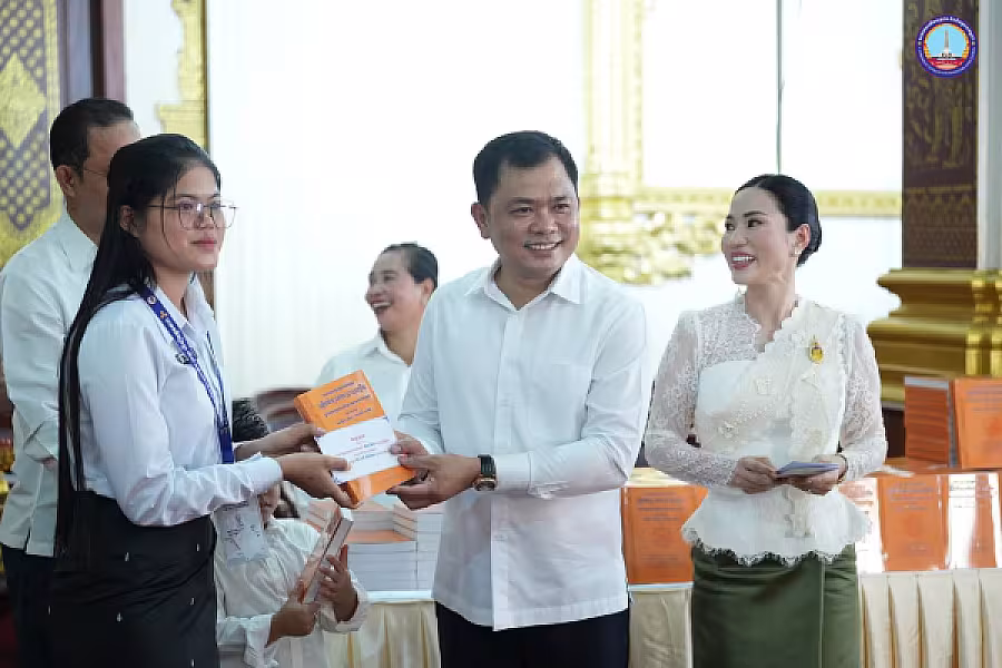 សម្តេច ម៉ែន សំអន អញ្ជើញ ថ្វាយ-ប្រគេន សៀវភៅ «ពុទ្ធិកវិទ្យាល័យព្រះសុរាម្រឹត ១១១ឆ្នាំ» ចំនួន ២៥០០ក្បាល និងទេយ្យទានជូនគណៈសង្ឃមហានិកាយនៅវត្តបទុមវត្តីរាជវរារាម - Image 33