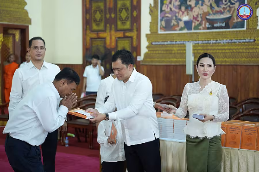 សម្តេច ម៉ែន សំអន អញ្ជើញ ថ្វាយ-ប្រគេន សៀវភៅ «ពុទ្ធិកវិទ្យាល័យព្រះសុរាម្រឹត ១១១ឆ្នាំ» ចំនួន ២៥០០ក្បាល និងទេយ្យទានជូនគណៈសង្ឃមហានិកាយនៅវត្តបទុមវត្តីរាជវរារាម - Image 34