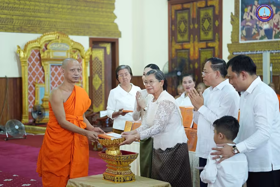 សម្តេច ម៉ែន សំអន អញ្ជើញ ថ្វាយ-ប្រគេន សៀវភៅ «ពុទ្ធិកវិទ្យាល័យព្រះសុរាម្រឹត ១១១ឆ្នាំ» ចំនួន ២៥០០ក្បាល និងទេយ្យទានជូនគណៈសង្ឃមហានិកាយនៅវត្តបទុមវត្តីរាជវរារាម - Image 35