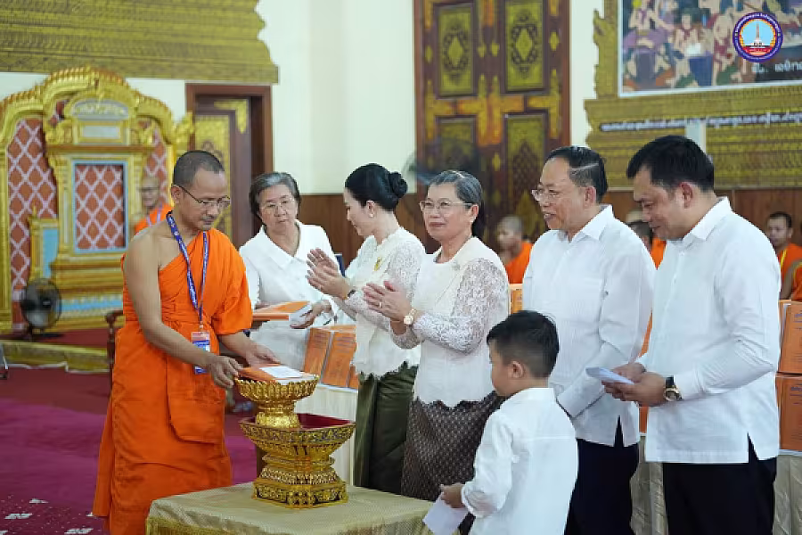 សម្តេច ម៉ែន សំអន អញ្ជើញ ថ្វាយ-ប្រគេន សៀវភៅ «ពុទ្ធិកវិទ្យាល័យព្រះសុរាម្រឹត ១១១ឆ្នាំ» ចំនួន ២៥០០ក្បាល និងទេយ្យទានជូនគណៈសង្ឃមហានិកាយនៅវត្តបទុមវត្តីរាជវរារាម - Image 36