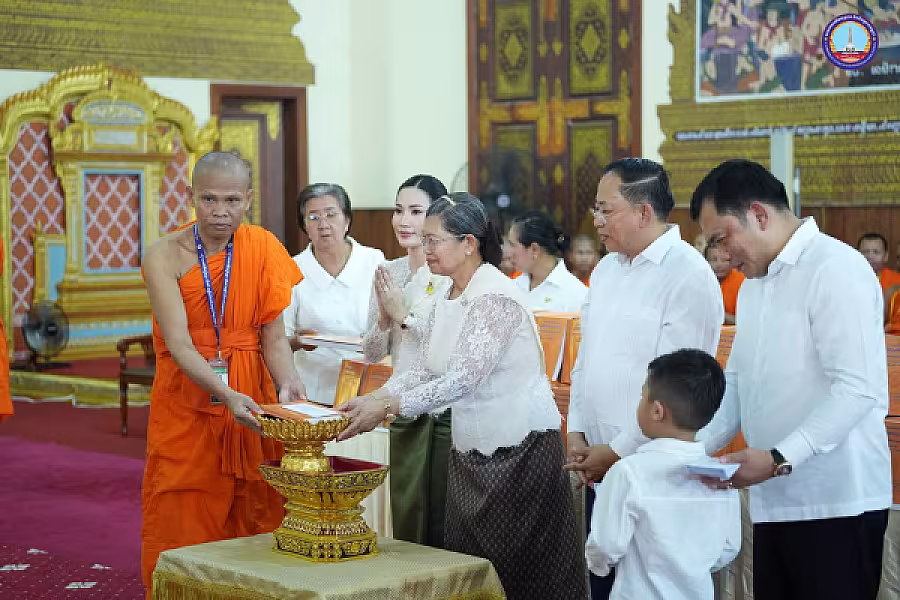 សម្តេច ម៉ែន សំអន អញ្ជើញ ថ្វាយ-ប្រគេន សៀវភៅ «ពុទ្ធិកវិទ្យាល័យព្រះសុរាម្រឹត ១១១ឆ្នាំ» ចំនួន ២៥០០ក្បាល និងទេយ្យទានជូនគណៈសង្ឃមហានិកាយនៅវត្តបទុមវត្តីរាជវរារាម - Image 37