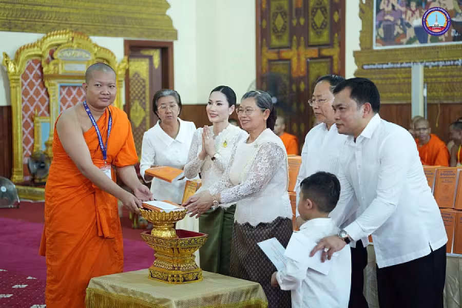 សម្តេច ម៉ែន សំអន អញ្ជើញ ថ្វាយ-ប្រគេន សៀវភៅ «ពុទ្ធិកវិទ្យាល័យព្រះសុរាម្រឹត ១១១ឆ្នាំ» ចំនួន ២៥០០ក្បាល និងទេយ្យទានជូនគណៈសង្ឃមហានិកាយនៅវត្តបទុមវត្តីរាជវរារាម - Image 38