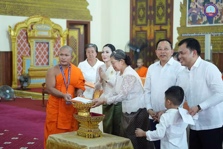សម្តេច ម៉ែន សំអន អញ្ជើញ ថ្វាយ-ប្រគេន សៀវភៅ «ពុទ្ធិកវិទ្យាល័យព្រះសុរាម្រឹត ១១១ឆ្នាំ» ចំនួន ២៥០០ក្បាល និងទេយ្យទានជូនគណៈសង្ឃមហានិកាយនៅវត្តបទុមវត្តីរាជវរារាម - Image 39