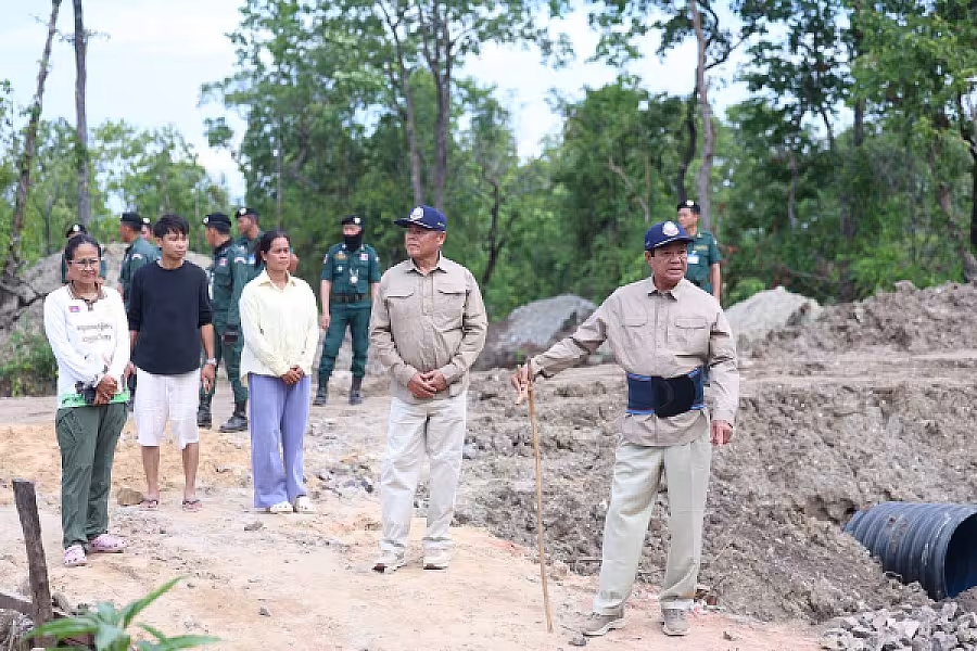 ឯកឧត្តម គន់ គីម អញ្ជើញត្រួតពិនិត្យសកម្មភាពក្រុមការងារជំនាញ ក្នុងការរៀបចំប្រព័ន្ធលូ និងស្តាបង្ហូរទឹកបញ្ជៀសការជន់លិច នៅភូមិតាកឹងបៃតង - Image 4