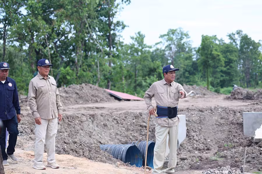ឯកឧត្តម គន់ គីម អញ្ជើញត្រួតពិនិត្យសកម្មភាពក្រុមការងារជំនាញ ក្នុងការរៀបចំប្រព័ន្ធលូ និងស្តាបង្ហូរទឹកបញ្ជៀសការជន់លិច នៅភូមិតាកឹងបៃតង - Image 5