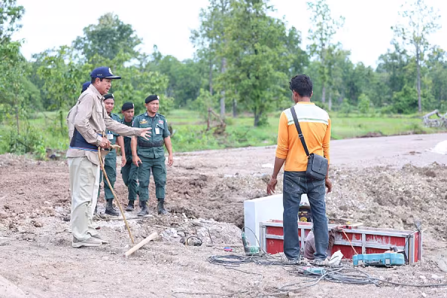 ឯកឧត្តម គន់ គីម អញ្ជើញត្រួតពិនិត្យសកម្មភាពក្រុមការងារជំនាញ ក្នុងការរៀបចំប្រព័ន្ធលូ និងស្តាបង្ហូរទឹកបញ្ជៀសការជន់លិច នៅភូមិតាកឹងបៃតង - Image 6