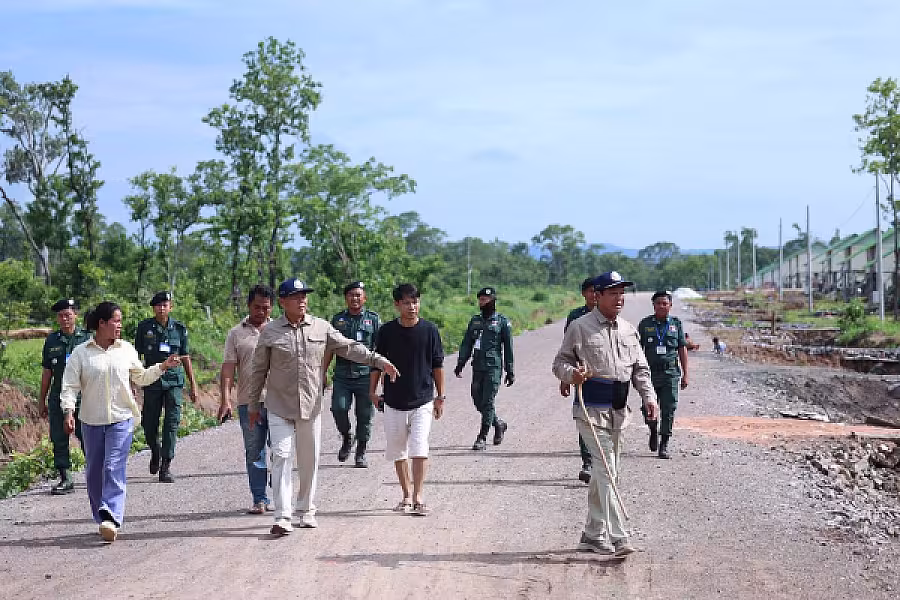 ឯកឧត្តម គន់ គីម អញ្ជើញត្រួតពិនិត្យសកម្មភាពក្រុមការងារជំនាញ ក្នុងការរៀបចំប្រព័ន្ធលូ និងស្តាបង្ហូរទឹកបញ្ជៀសការជន់លិច នៅភូមិតាកឹងបៃតង - Image 11
