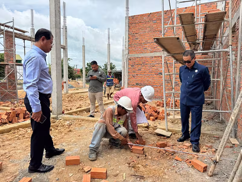 ឯកឧត្តម ឈៀ ស៊ីដារ៉ា អញ្ជើញចុះពិនិត្យវឌ្ឍនភាពសាងសង់ទីស្នាក់ការ អ.ន.ក.ខេត្តតាកែវ  - Image 2