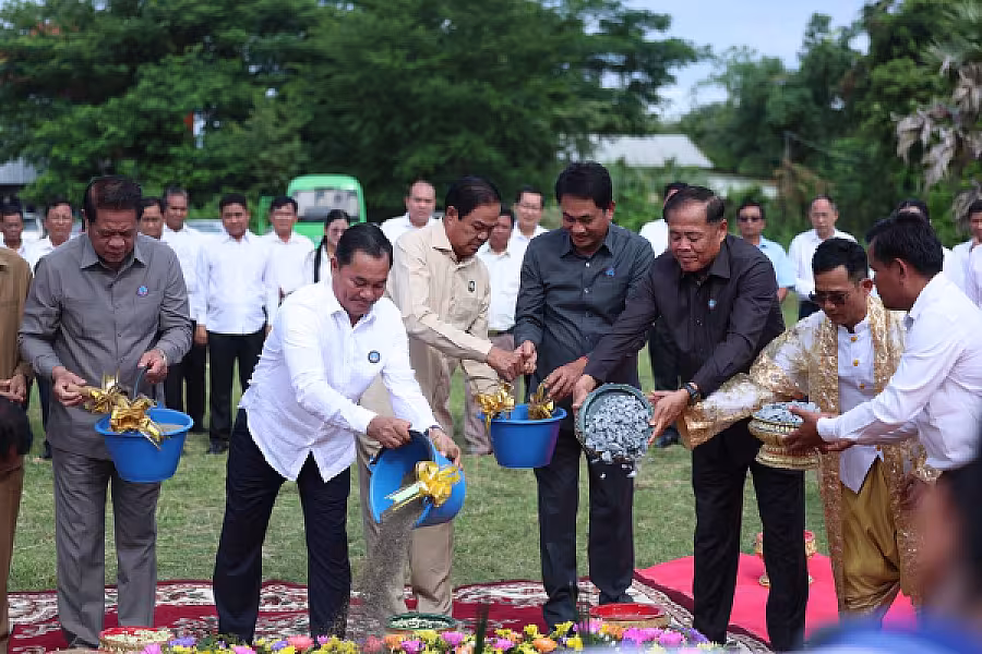 ឯកឧត្តម គន់ គីម អញ្ជើញក្នុងពិធីបញ្ចុះបឋមសិលាសាងសង់អគារទីស្នាក់ការ អ.ន.ក.ខេត្តកំពង់ស្ពឺ - Image 25