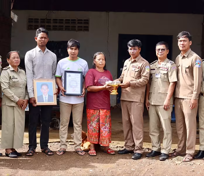 អ.ន.ក.ខេត្តប៉ៃលិន ចុះប្រគល់ថវិកាបេឡាមរណសង្គ្រោះជូនគ្រួសារចំនួនសពជាសមាជិក  - Image 4