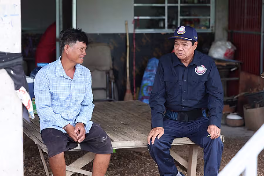 ឯកឧត្តម គន់ គីម អញ្ជើញចុះសួរសុខទុក្ខ និងពិនិត្យជីវភាព ប្រជាពលរដ្ឋភៀសសឹក នៅភូមិរង់ចាំ - Image 4