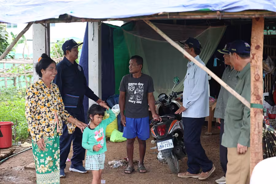 ឯកឧត្តម គន់ គីម អញ្ជើញចុះសួរសុខទុក្ខ និងពិនិត្យជីវភាព ប្រជាពលរដ្ឋភៀសសឹក នៅភូមិរង់ចាំ - Image 8