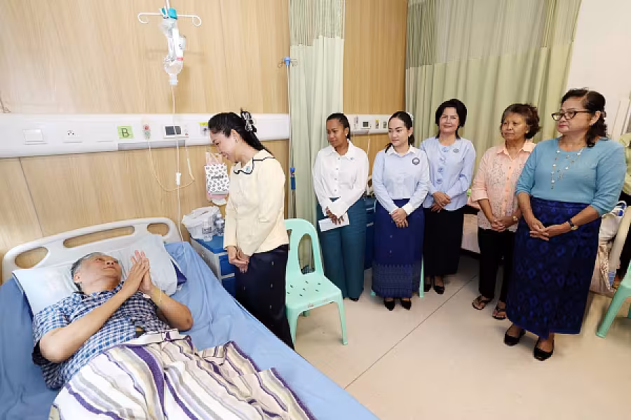 លោកជំទាវ ទុយ សិរីរតនៈ នេត្រភក្ត្រា អញ្ជើញចុះសួរសុខទុ​ក្ខ​ ឯកឧត្តម​ ប៊ូ​ វណ្ណារិទ្ធ​ អនុរដ្ឋលេខាធិការ​ ក្រសួង​ព័ត៌មាន​ដែលកំពុង​ សម្រាក​ព្យាបាលនៅ​មន្ទីរពេទ្យ​ព្រះកុសុមៈ - Image 3