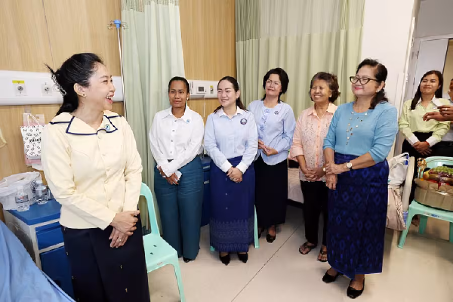 លោកជំទាវ ទុយ សិរីរតនៈ នេត្រភក្ត្រា អញ្ជើញចុះសួរសុខទុ​ក្ខ​ ឯកឧត្តម​ ប៊ូ​ វណ្ណារិទ្ធ​ អនុរដ្ឋលេខាធិការ​ ក្រសួង​ព័ត៌មាន​ដែលកំពុង​ សម្រាក​ព្យាបាលនៅ​មន្ទីរពេទ្យ​ព្រះកុសុមៈ - Image 4