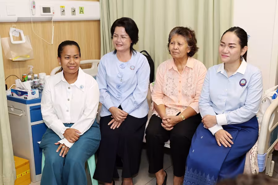 លោកជំទាវ ទុយ សិរីរតនៈ នេត្រភក្ត្រា អញ្ជើញចុះសួរសុខទុ​ក្ខ​ ឯកឧត្តម​ ប៊ូ​ វណ្ណារិទ្ធ​ អនុរដ្ឋលេខាធិការ​ ក្រសួង​ព័ត៌មាន​ដែលកំពុង​ សម្រាក​ព្យាបាលនៅ​មន្ទីរពេទ្យ​ព្រះកុសុមៈ - Image 5