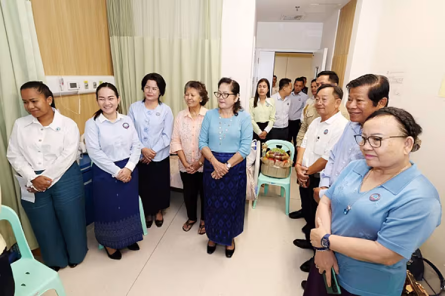 លោកជំទាវ ទុយ សិរីរតនៈ នេត្រភក្ត្រា អញ្ជើញចុះសួរសុខទុ​ក្ខ​ ឯកឧត្តម​ ប៊ូ​ វណ្ណារិទ្ធ​ អនុរដ្ឋលេខាធិការ​ ក្រសួង​ព័ត៌មាន​ដែលកំពុង​ សម្រាក​ព្យាបាលនៅ​មន្ទីរពេទ្យ​ព្រះកុសុមៈ - Image 6