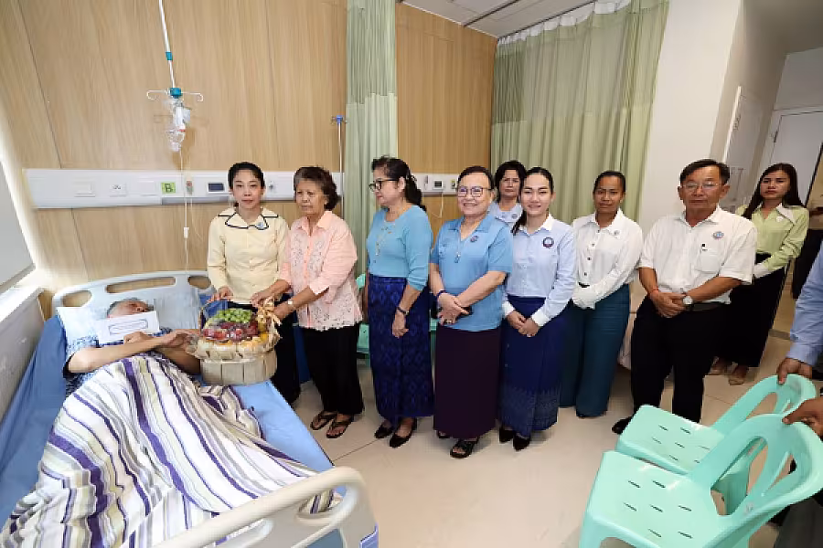 លោកជំទាវ ទុយ សិរីរតនៈ នេត្រភក្ត្រា អញ្ជើញចុះសួរសុខទុ​ក្ខ​ ឯកឧត្តម​ ប៊ូ​ វណ្ណារិទ្ធ​ អនុរដ្ឋលេខាធិការ​ ក្រសួង​ព័ត៌មាន​ដែលកំពុង​ សម្រាក​ព្យាបាលនៅ​មន្ទីរពេទ្យ​ព្រះកុសុមៈ - Image 7