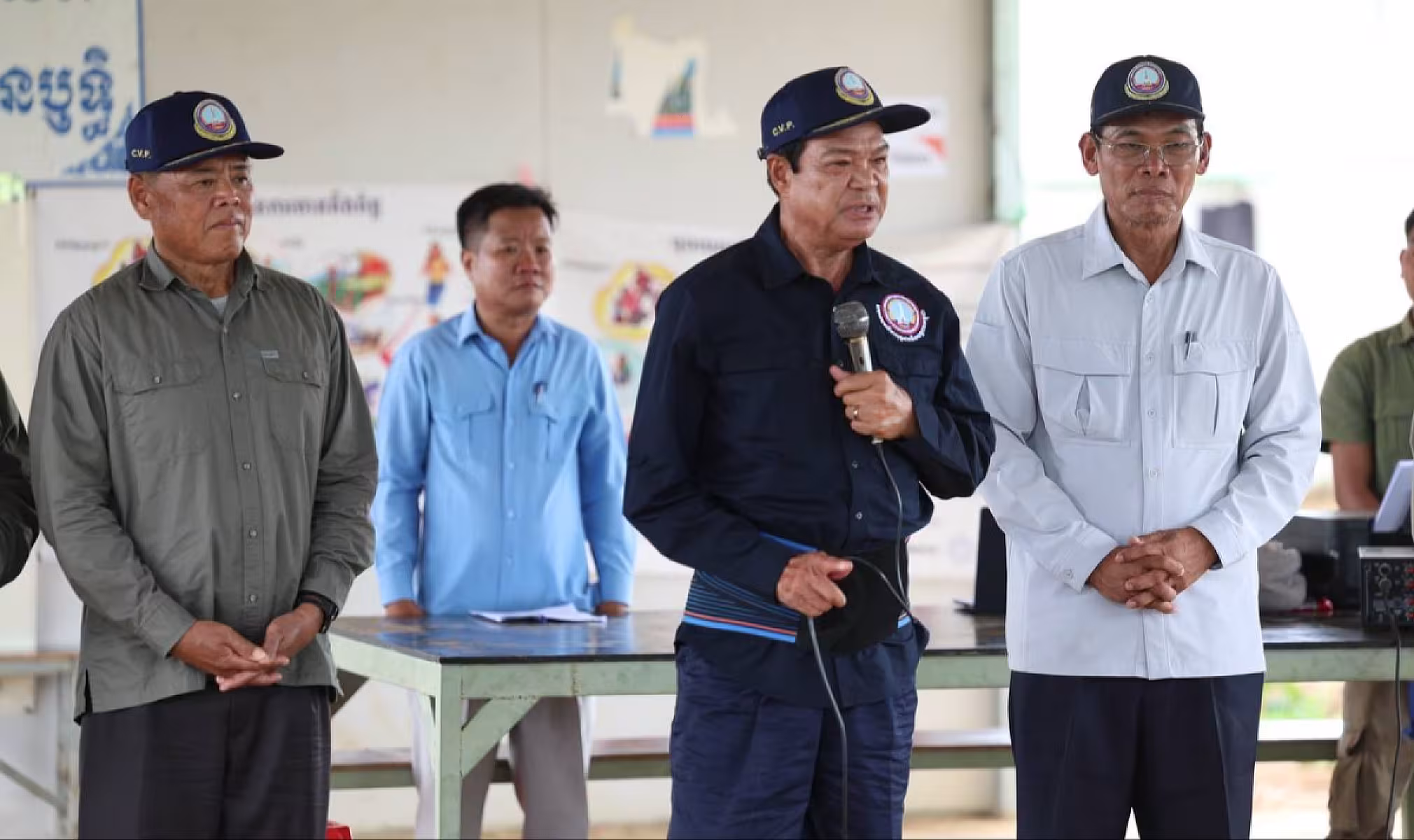 ឯកឧត្តម គន់ គីម អញ្ជើញសំណេះសំណាលជាមួយប្រជាពលរដ្ឋភៀសសឹកចាប់ឆ្នោតទទួលផ្ទះបណ្តោះអាសន្ន នៅភូមិរង់ចាំ