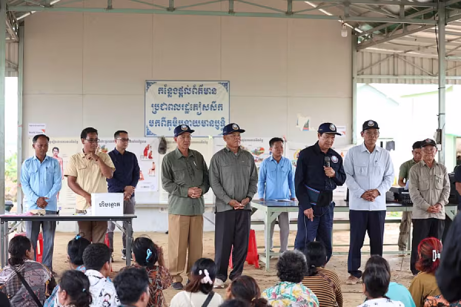 ឯកឧត្តម គន់ គីម អញ្ជើញសំណេះសំណាលជាមួយប្រជាពលរដ្ឋភៀសសឹកចាប់ឆ្នោតទទួលផ្ទះបណ្តោះអាសន្ន នៅភូមិរង់ចាំ - Image 3