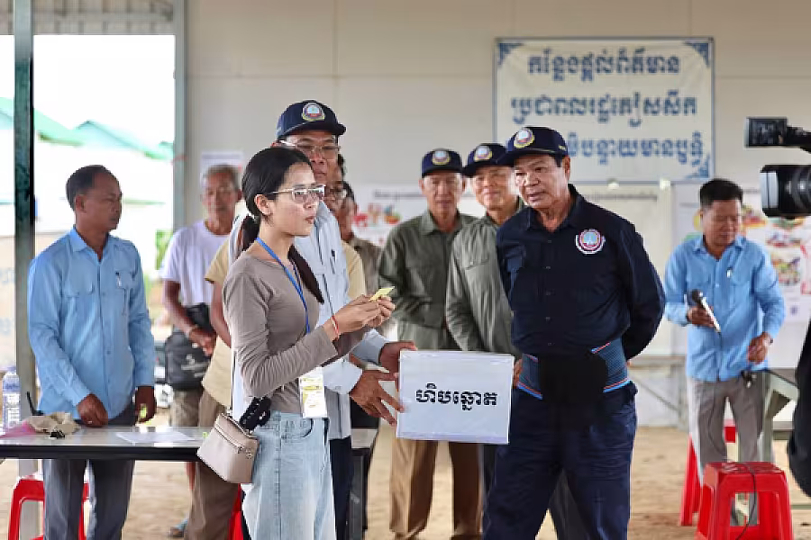 ឯកឧត្តម គន់ គីម អញ្ជើញសំណេះសំណាលជាមួយប្រជាពលរដ្ឋភៀសសឹកចាប់ឆ្នោតទទួលផ្ទះបណ្តោះអាសន្ន នៅភូមិរង់ចាំ - Image 11