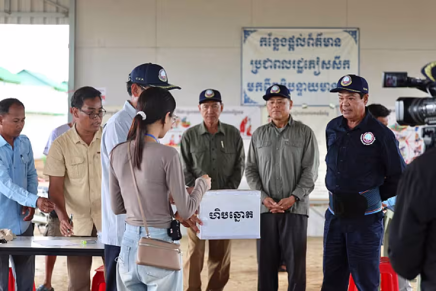 ឯកឧត្តម គន់ គីម អញ្ជើញសំណេះសំណាលជាមួយប្រជាពលរដ្ឋភៀសសឹកចាប់ឆ្នោតទទួលផ្ទះបណ្តោះអាសន្ន នៅភូមិរង់ចាំ - Image 12