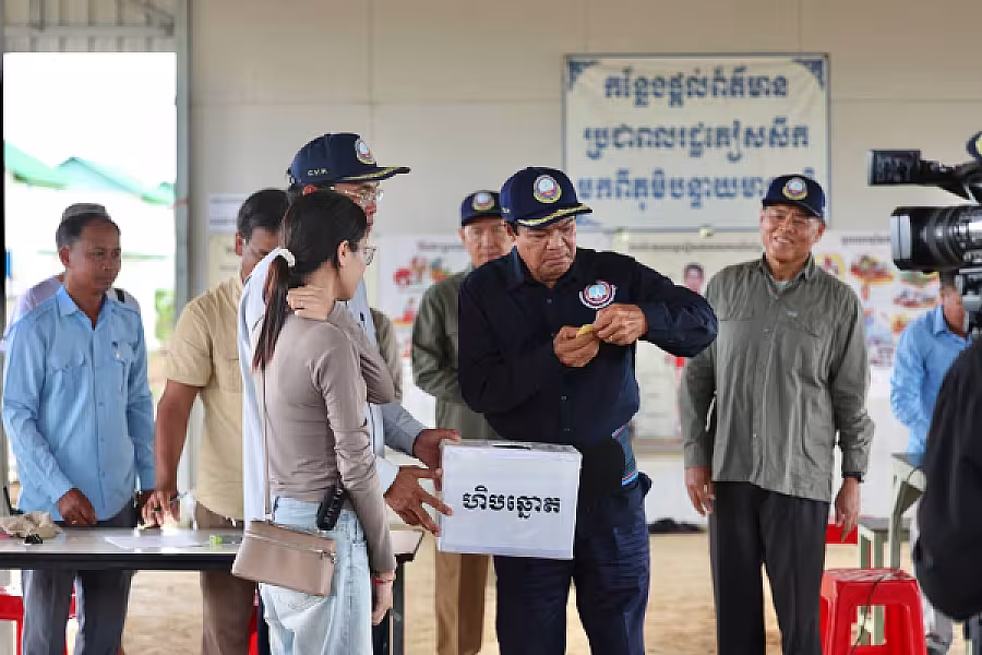 ឯកឧត្តម គន់ គីម អញ្ជើញសំណេះសំណាលជាមួយប្រជាពលរដ្ឋភៀសសឹកចាប់ឆ្នោតទទួលផ្ទះបណ្តោះអាសន្ន នៅភូមិរង់ចាំ - Image 13