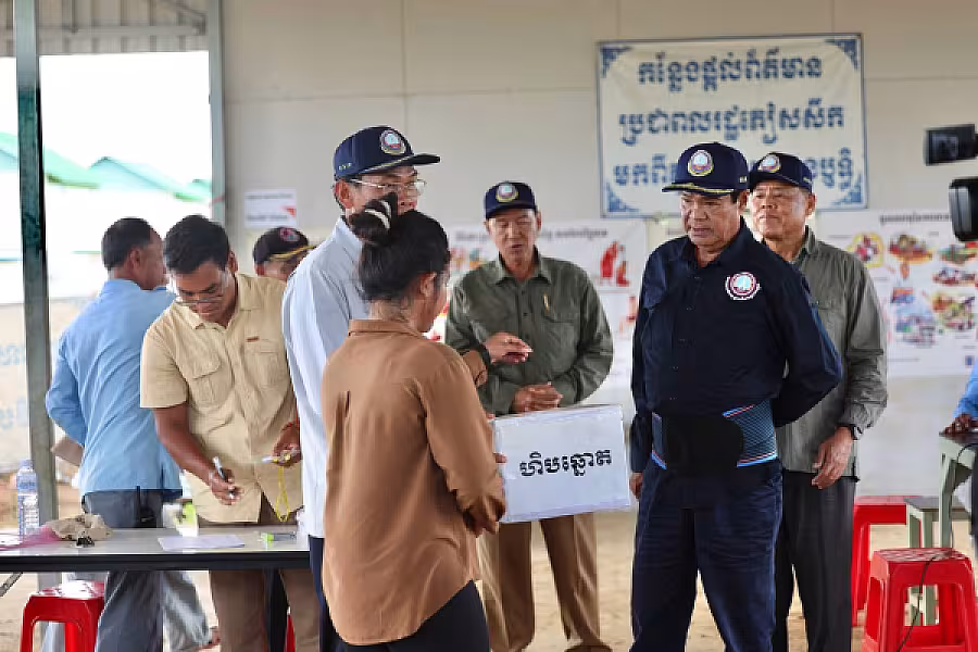 ឯកឧត្តម គន់ គីម អញ្ជើញសំណេះសំណាលជាមួយប្រជាពលរដ្ឋភៀសសឹកចាប់ឆ្នោតទទួលផ្ទះបណ្តោះអាសន្ន នៅភូមិរង់ចាំ - Image 14