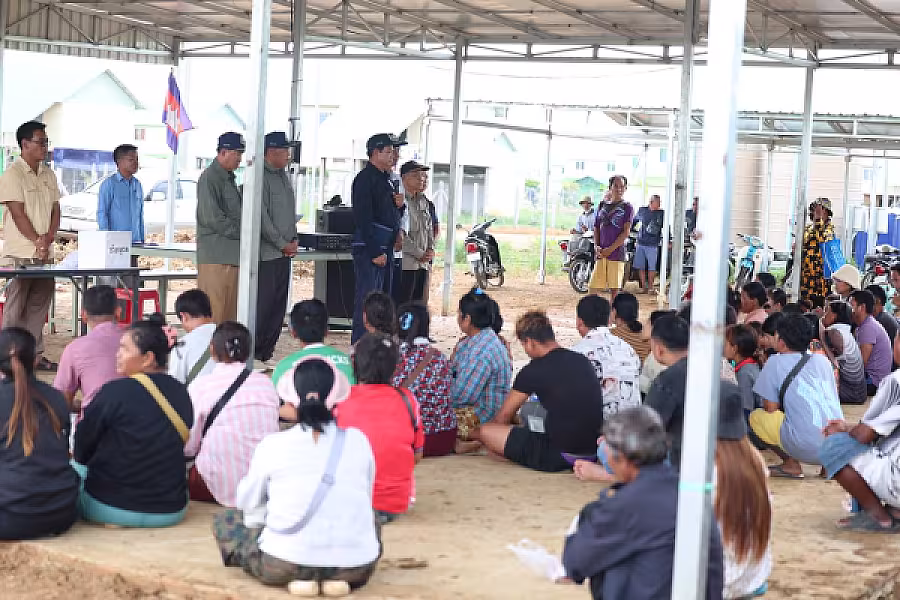 ឯកឧត្តម គន់ គីម អញ្ជើញសំណេះសំណាលជាមួយប្រជាពលរដ្ឋភៀសសឹកចាប់ឆ្នោតទទួលផ្ទះបណ្តោះអាសន្ន នៅភូមិរង់ចាំ - Image 16