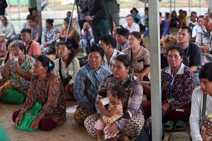 ឯកឧត្តម គន់ គីម អញ្ជើញសំណេះសំណាលជាមួយប្រជាពលរដ្ឋភៀសសឹកចាប់ឆ្នោតទទួលផ្ទះបណ្តោះអាសន្ន នៅភូមិរង់ចាំ - Image 17