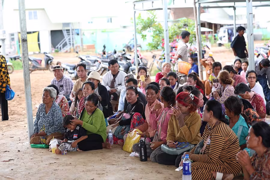 ឯកឧត្តម គន់ គីម អញ្ជើញសំណេះសំណាលជាមួយប្រជាពលរដ្ឋភៀសសឹកចាប់ឆ្នោតទទួលផ្ទះបណ្តោះអាសន្ន នៅភូមិរង់ចាំ - Image 18