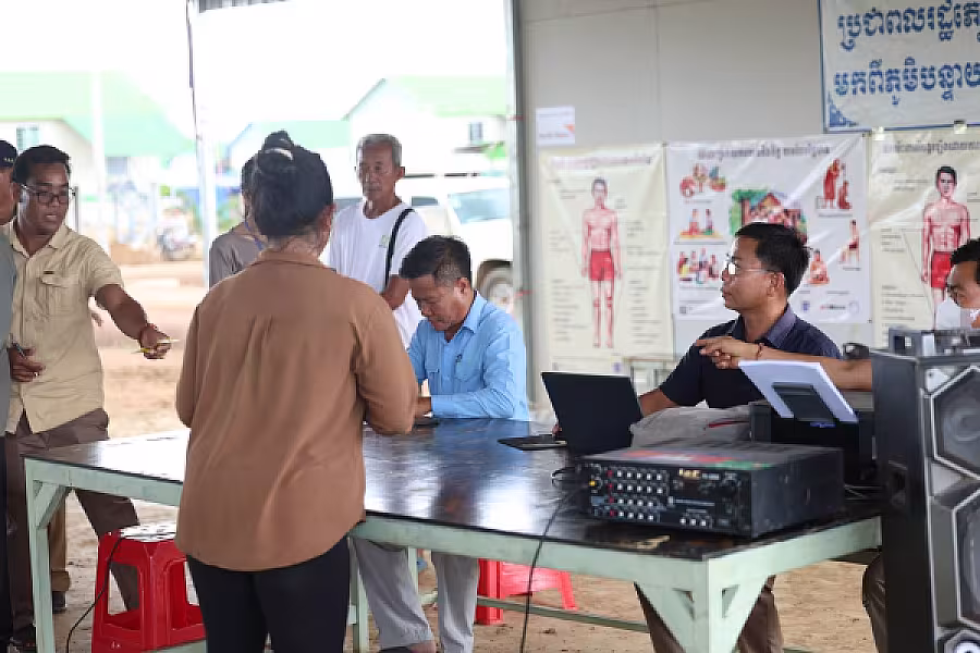 ឯកឧត្តម គន់ គីម អញ្ជើញសំណេះសំណាលជាមួយប្រជាពលរដ្ឋភៀសសឹកចាប់ឆ្នោតទទួលផ្ទះបណ្តោះអាសន្ន នៅភូមិរង់ចាំ - Image 20