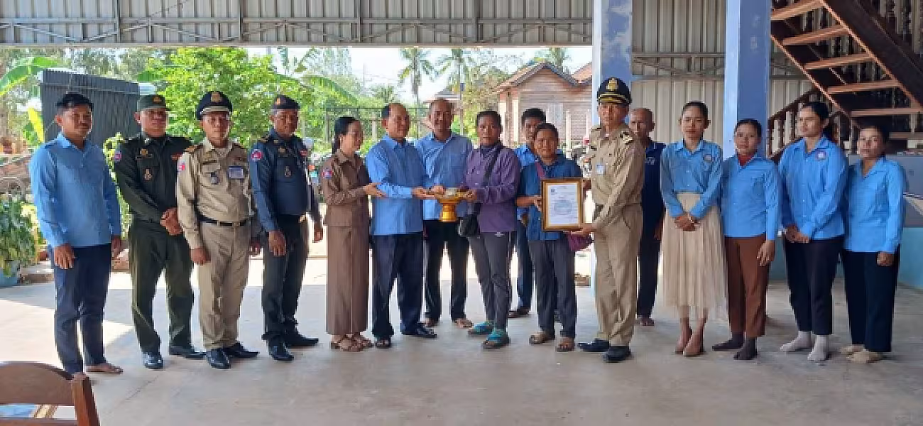 អ.ន.ក.ស្រុកសូត្រនិគម ចុះប្រគល់ថវិកាបេឡាមរណសង្គ្រោះជូនគ្រួសារសពជាសមាជិក - Image 2