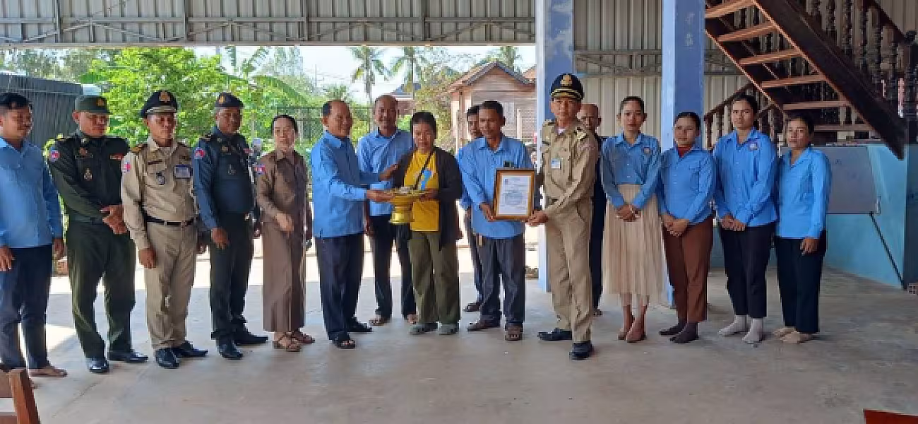 អ.ន.ក.ស្រុកសូត្រនិគម ចុះប្រគល់ថវិកាបេឡាមរណសង្គ្រោះជូនគ្រួសារសពជាសមាជិក - Image 3