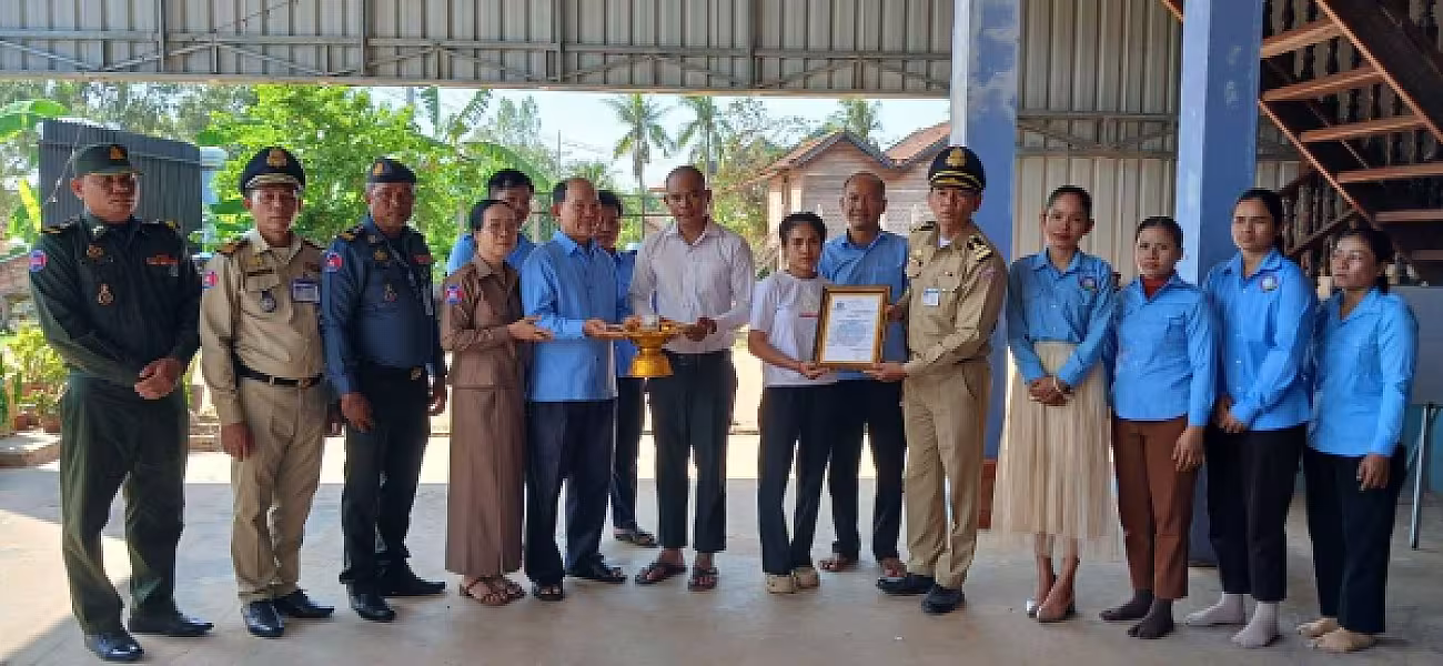 អ.ន.ក.ស្រុកសូត្រនិគម ចុះប្រគល់ថវិកាបេឡាមរណសង្គ្រោះជូនគ្រួសារសពជាសមាជិក - Image 4
