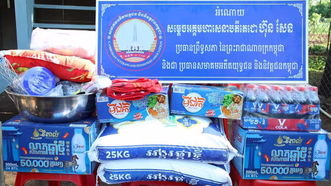 អ .ន .ក . ខេត្តកំពង់ធំ ប្រគល់ផ្ទះថ្មីរបស់សម្តេចតេជោជូនគ្រួសារអតីតយុទ្ធជនពលី - Image 8