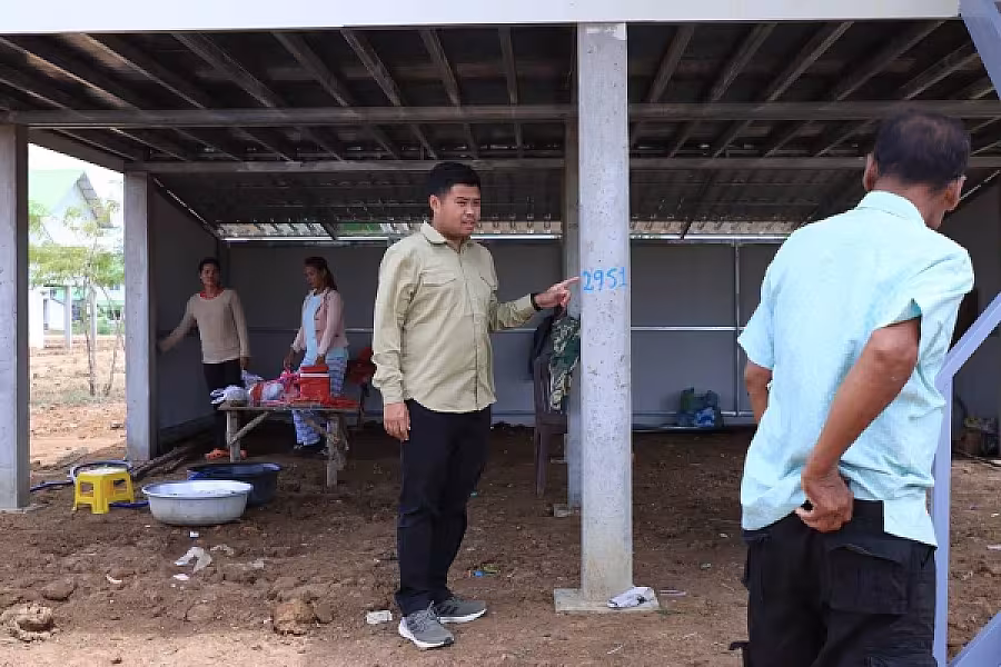 ឯកឧត្តម គង់ កន្នារតន៍ ដឹកនាំកិច្ចប្រជុំពីវឌ្ឍនភាពសាងសង់ផ្ទះបណ្តោះអាសន្ន ដំណាក់កាលទី២ ជូនប្រជាពលរដ្ឋភៀសសឹក នៅភូមិរង់ចាំ - Image 6