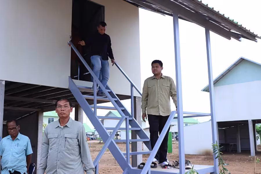 ឯកឧត្តម គង់ កន្នារតន៍ ដឹកនាំកិច្ចប្រជុំពីវឌ្ឍនភាពសាងសង់ផ្ទះបណ្តោះអាសន្ន ដំណាក់កាលទី២ ជូនប្រជាពលរដ្ឋភៀសសឹក នៅភូមិរង់ចាំ - Image 8