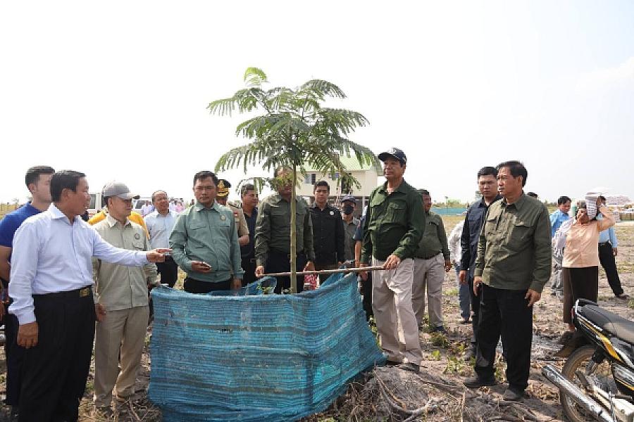 ឯកឧត្តម គន់ គីម ប្រគល់ផ្ទះ១០០ខ្នង ជូនអតីតយុទ្ធជននៅស្រុកសាមគ្គីមានជ័យ ខេត្តកំពង់ឆ្នាំង - Image 5