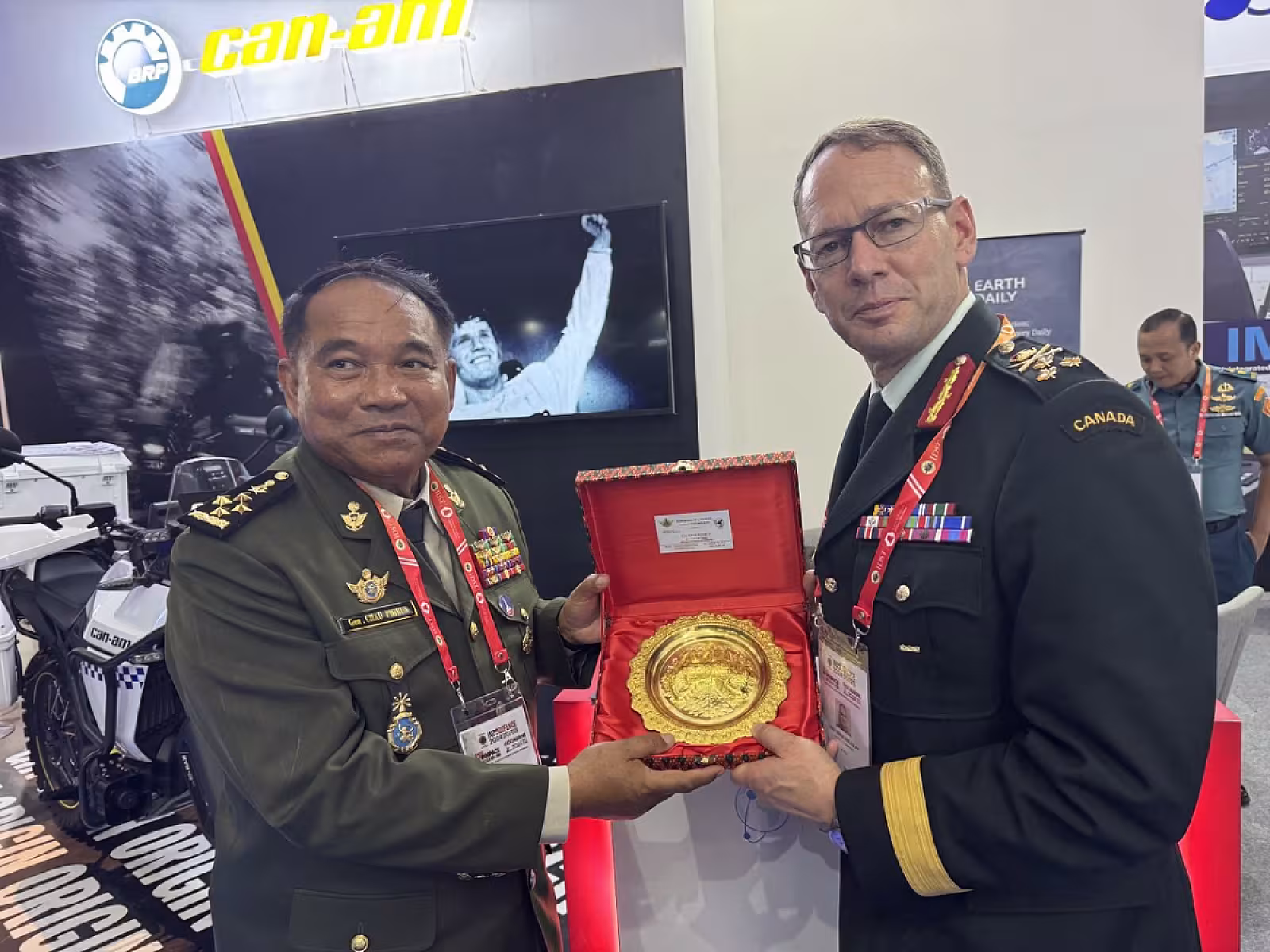 ឯកឧត្តម នាយឧត្តមសេនីយ ចៅ ភិរុណ រដ្ឋលេខាធិការក្រសួងការពារជាតិ ចូលរួមថវិកាចំនួន ៥00ដុល្លារ ដើម្បីរៀបចំមហាសន្និបាតវិសាមញ្ញតំណាងសមាគមអតីតយុទ្ធជនកម្ពុជាទូទាំងប្រទេស