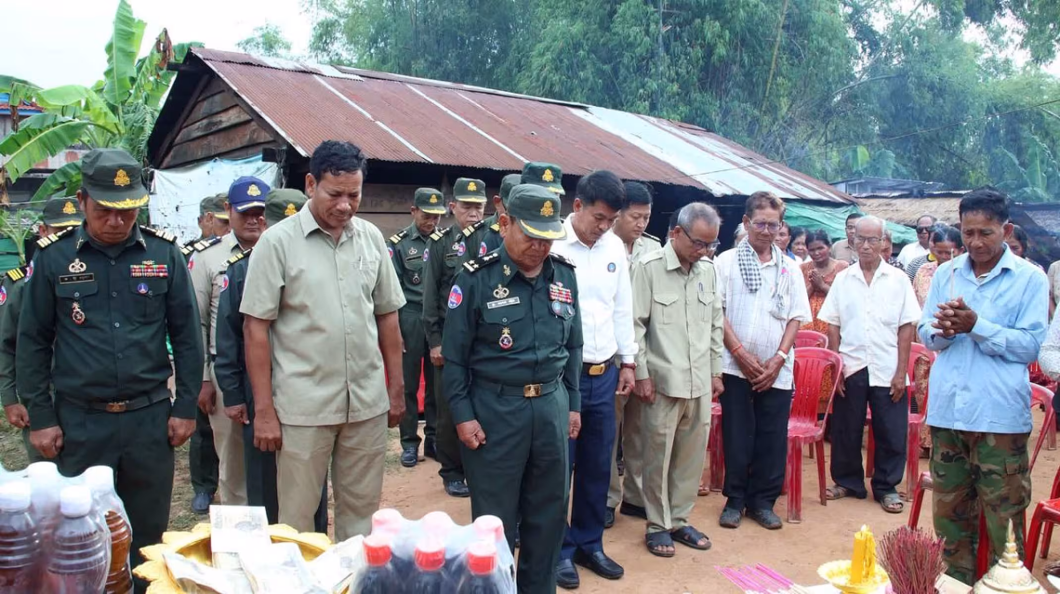 អ​.ន​.ក​. ខេត្ត​កំពង់ធំ​ ប្រគល់​ថវិកា​បេឡា​មរណៈ​សង្គ្រោះ​ និង​អំណោយ​មនុស្ស​ធម៌​ជូន​គ្រួសារ​សព​អតីត​យុទ្ធ​ជននៅស្រុក​សណ្តាន់