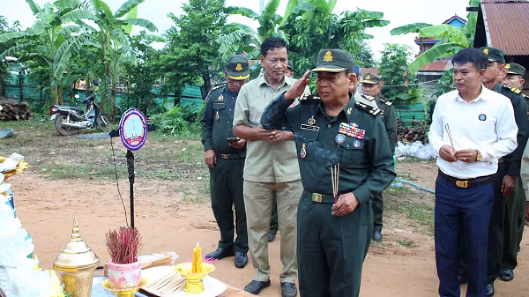អ​.ន​.ក​. ខេត្ត​កំពង់ធំ​ ប្រគល់​ថវិកា​បេឡា​មរណៈ​សង្គ្រោះ​ និង​អំណោយ​មនុស្ស​ធម៌​ជូន​គ្រួសារ​សព​អតីត​យុទ្ធ​ជននៅស្រុក​សណ្តាន់ - Image 2