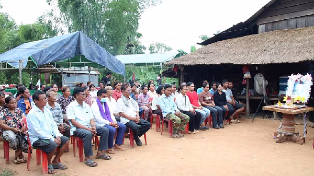 អ​.ន​.ក​. ខេត្ត​កំពង់ធំ​ ប្រគល់​ថវិកា​បេឡា​មរណៈ​សង្គ្រោះ​ និង​អំណោយ​មនុស្ស​ធម៌​ជូន​គ្រួសារ​សព​អតីត​យុទ្ធ​ជននៅស្រុក​សណ្តាន់ - Image 4
