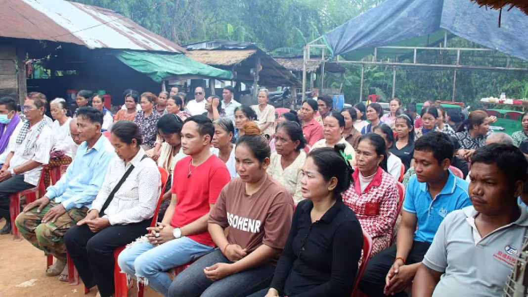 អ​.ន​.ក​. ខេត្ត​កំពង់ធំ​ ប្រគល់​ថវិកា​បេឡា​មរណៈ​សង្គ្រោះ​ និង​អំណោយ​មនុស្ស​ធម៌​ជូន​គ្រួសារ​សព​អតីត​យុទ្ធ​ជននៅស្រុក​សណ្តាន់ - Image 5
