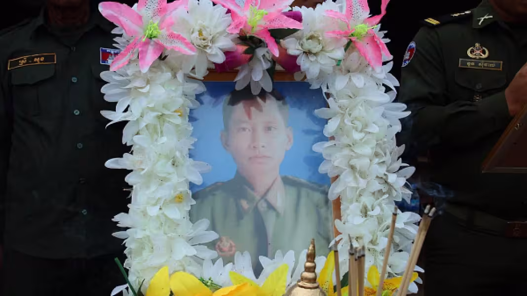អ​.ន​.ក​. ខេត្ត​កំពង់ធំ​ ប្រគល់​ថវិកា​បេឡា​មរណៈ​សង្គ្រោះ​ និង​អំណោយ​មនុស្ស​ធម៌​ជូន​គ្រួសារ​សព​អតីត​យុទ្ធ​ជននៅស្រុក​សណ្តាន់ - Image 7